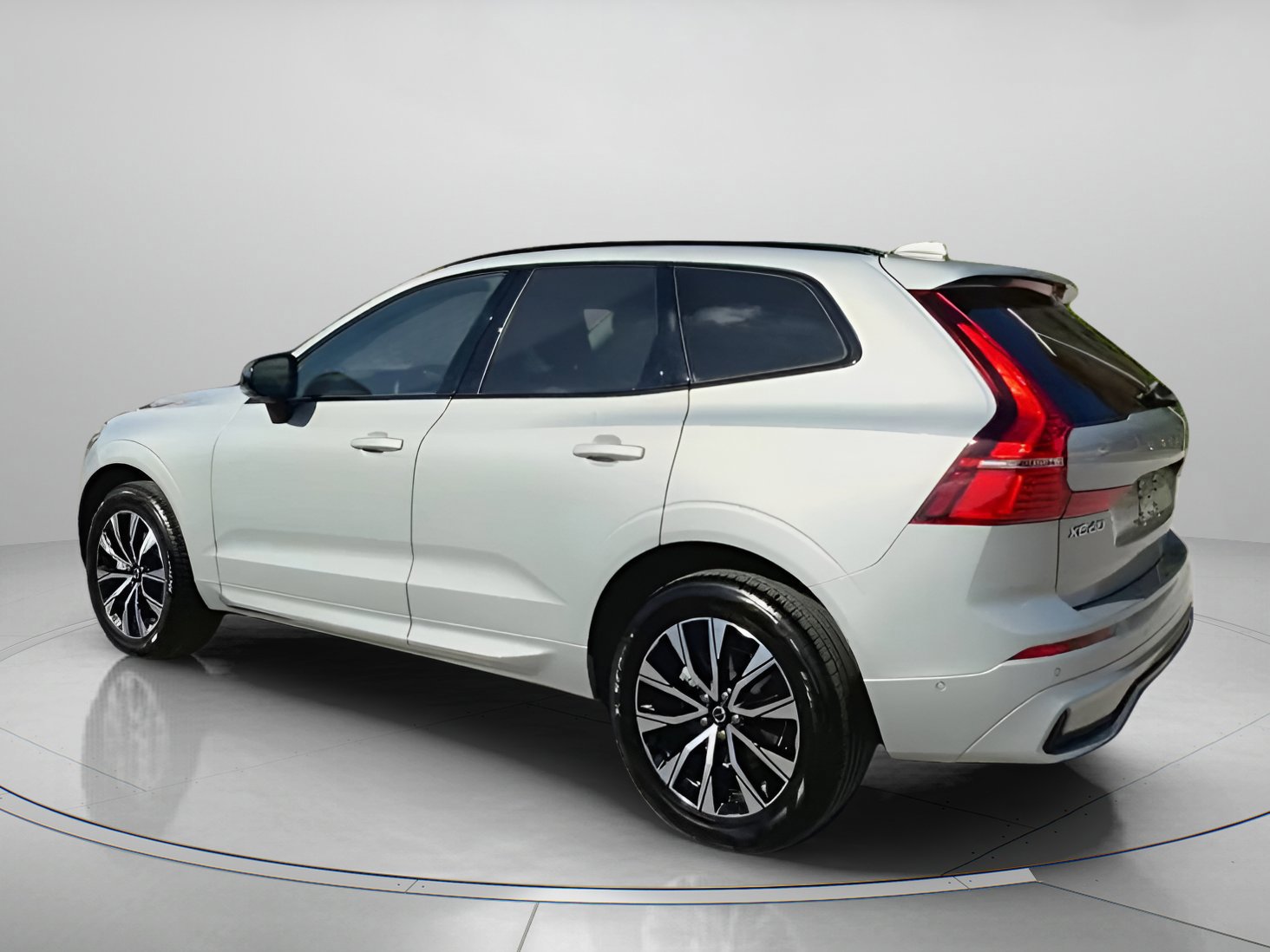 Used 2025 Volvo XC60 B5 Plus image 13
