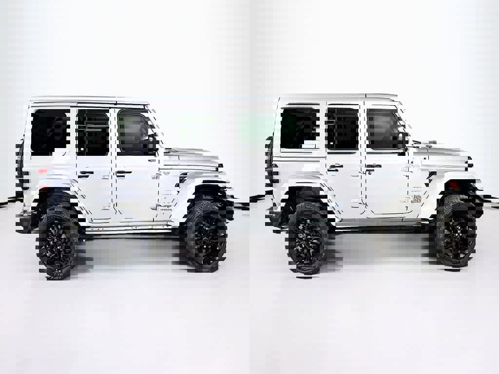 Used 2024 Jeep Wrangler Sahara image 6