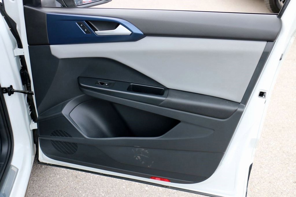 Used 2023 Volkswagen Taos SE w/ Panoramic Sunroof Package image 32
