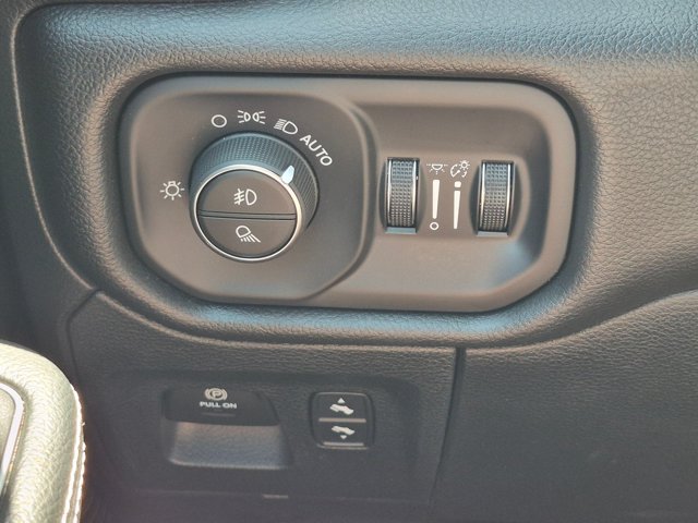 Used 2024 RAM 1500 Laramie AWD/4WD image 18