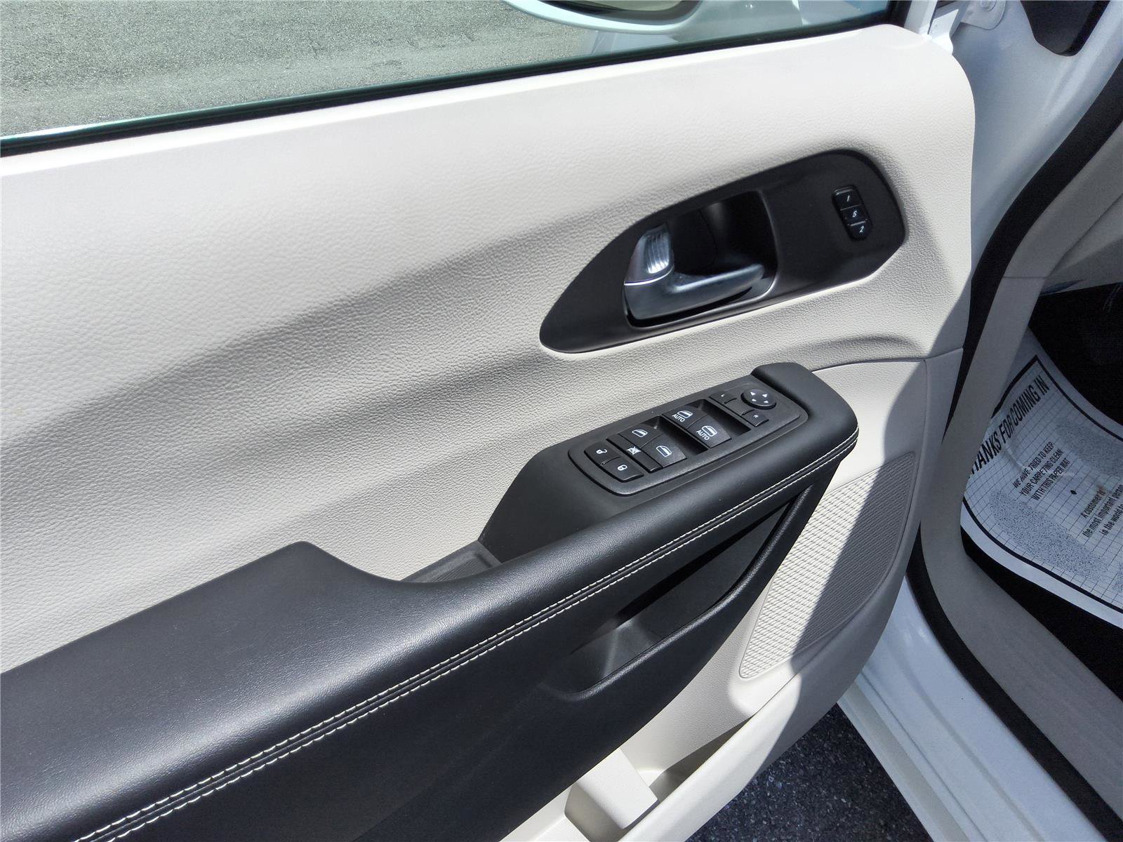 Used 2022 Chrysler Pacifica Touring-L AWD/4WD image 15