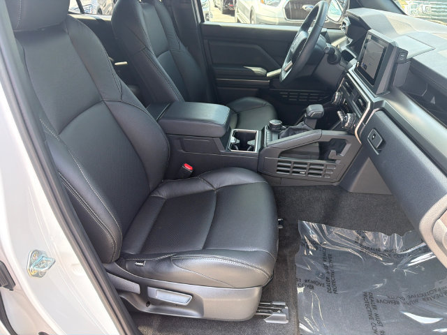 Used 2025 Toyota 4Runner SR5 AWD/4WD image 15