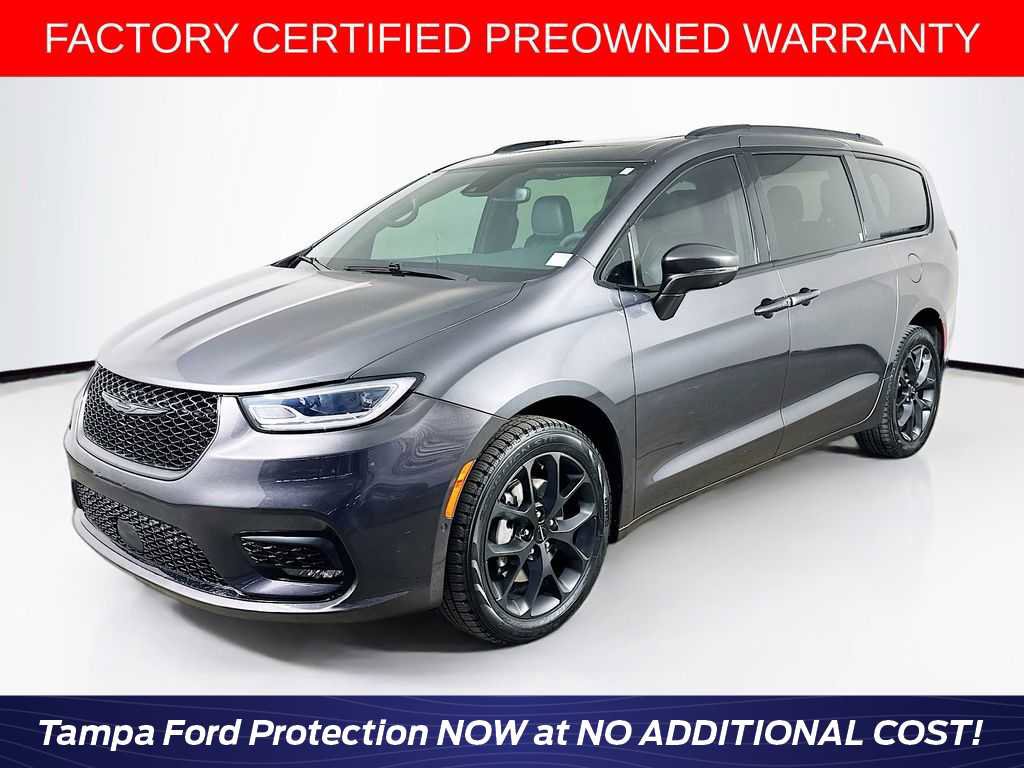Used 2022 Chrysler Pacifica Limited w/ Uconnect Theater Family Group