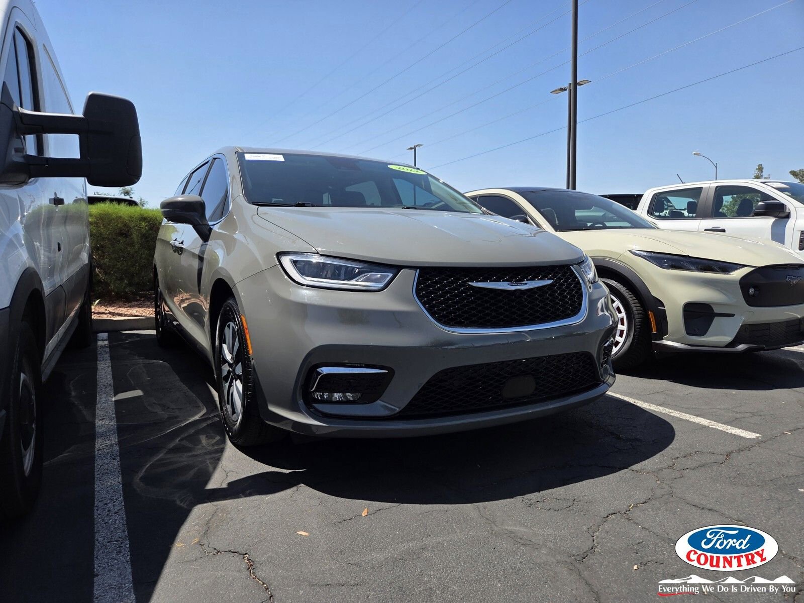Used 2022 Chrysler Pacifica Touring-L w/ Uconnect Theater Family Group FWD image 1