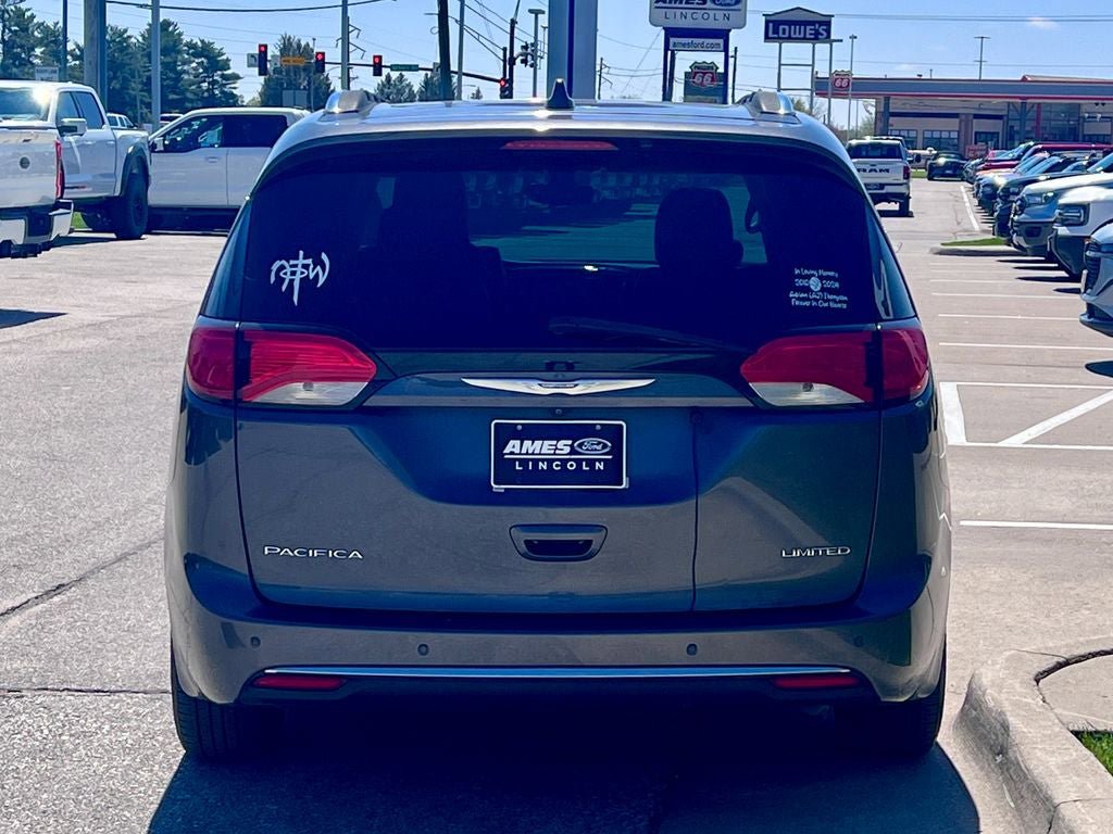 Used 2017 Chrysler Pacifica Limited w/ UConnect Theater Package FWD image 5