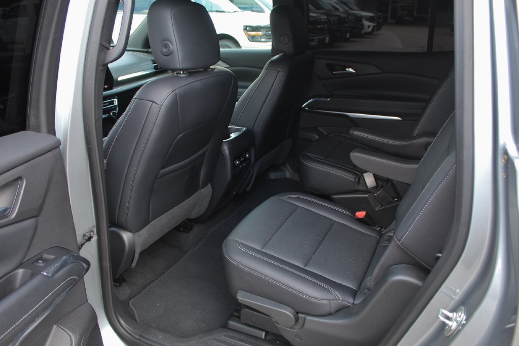 Used 2025 Chevrolet Traverse LT FWD image 15