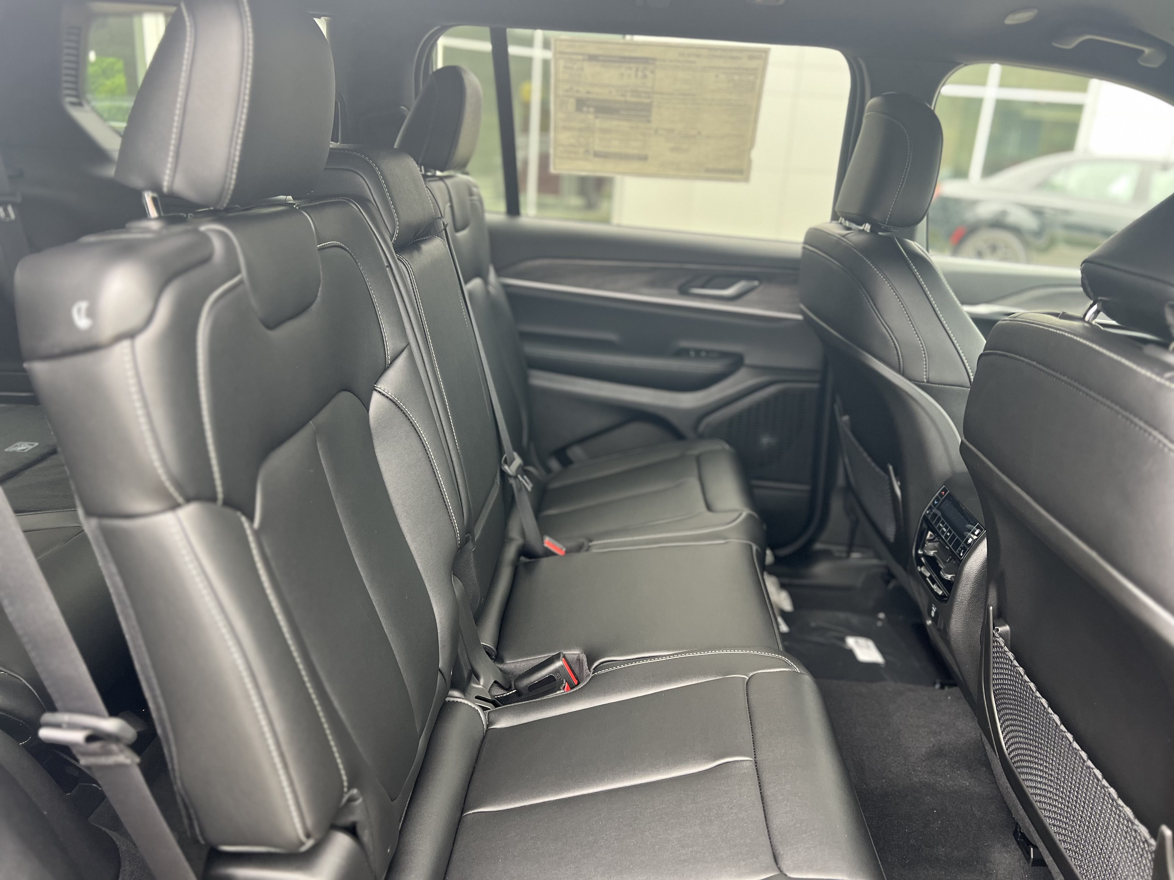 Used 2024 Jeep Grand Cherokee L Limited AWD/4WD image 12