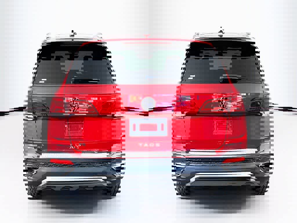 Used 2023 Volkswagen Taos SE w/ Panoramic Sunroof Package image 4