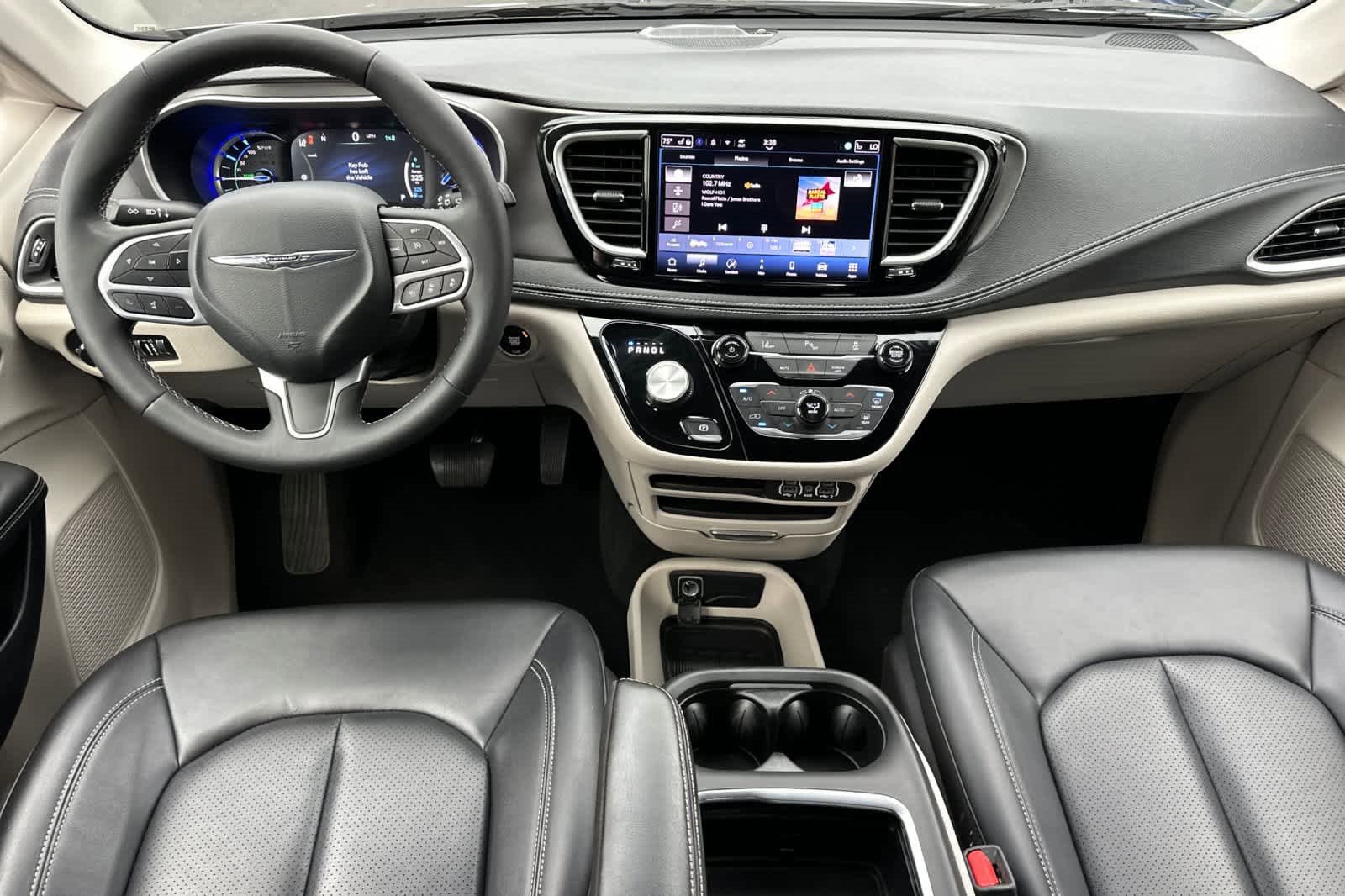 Used 2024 Chrysler Pacifica Select image 3