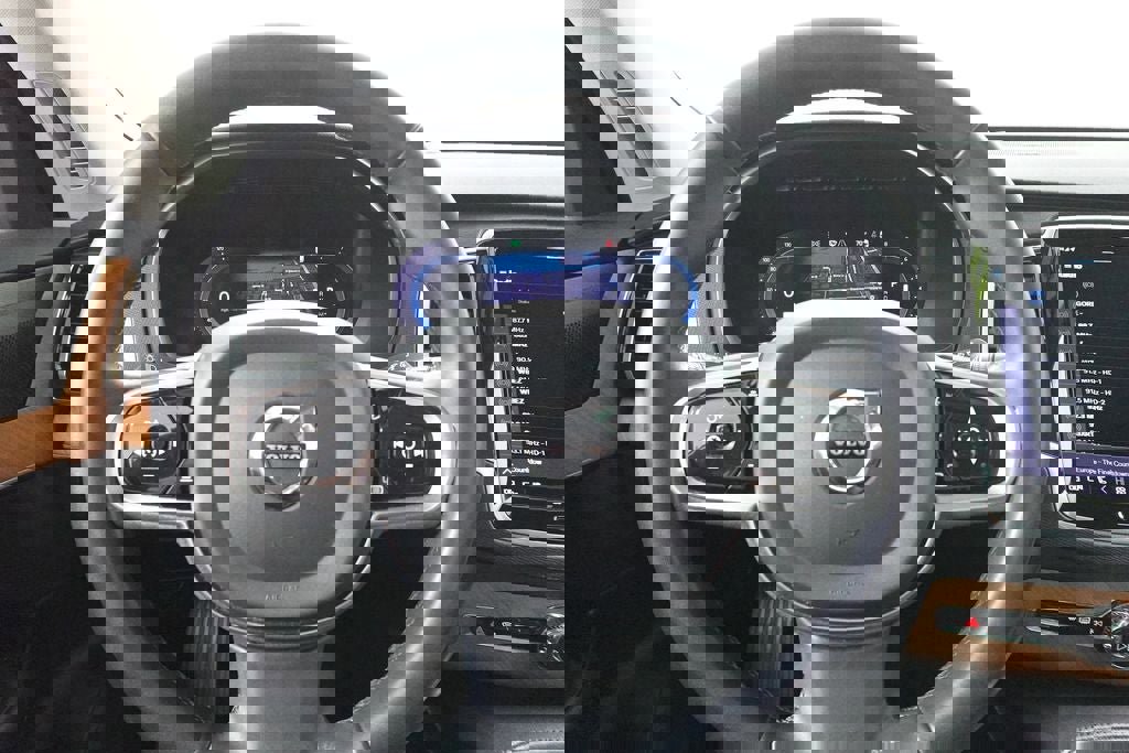 Used 2023 Volvo XC90 B6 Plus image 14