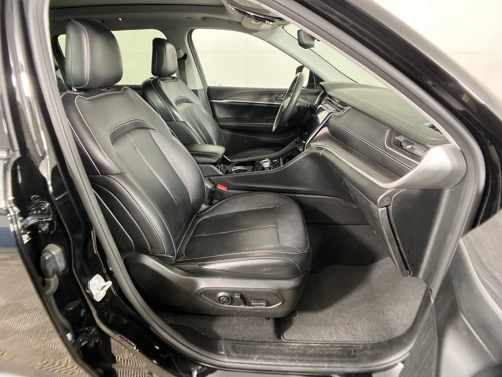 Used 2023 Jeep Grand Cherokee L Limited w/ Black Appearance Package image 11