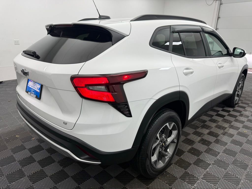 Used 2025 Chevrolet Trax LT w/ Driver Confidence Package image 4