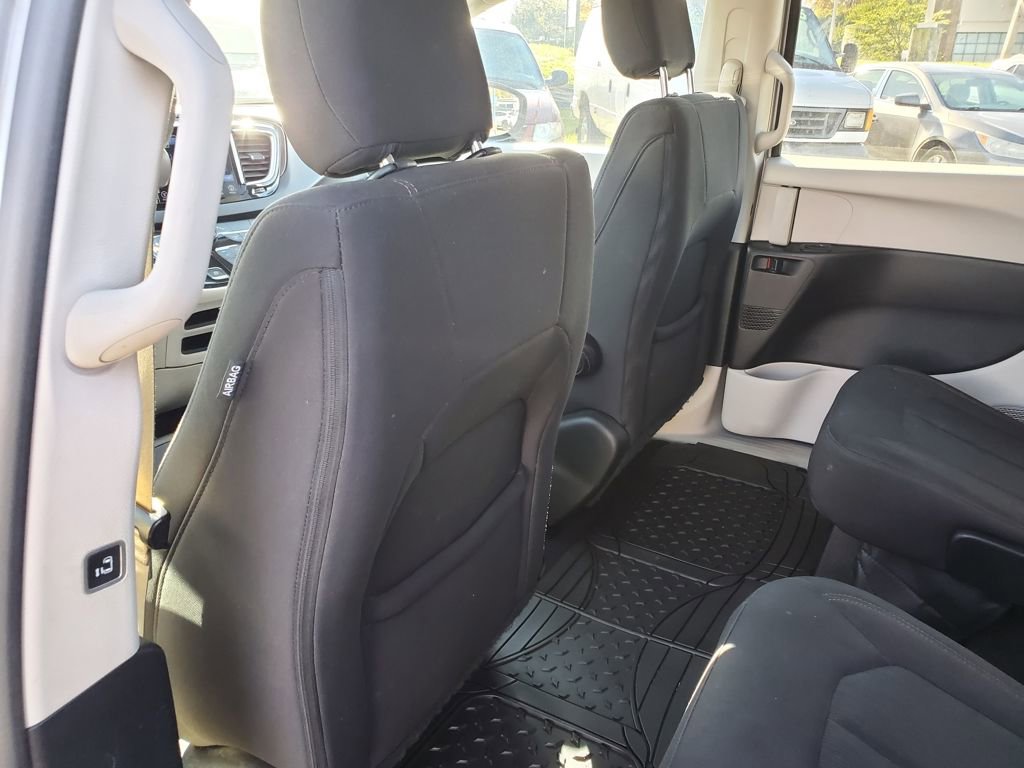 Used 2017 Chrysler Pacifica Touring image 11