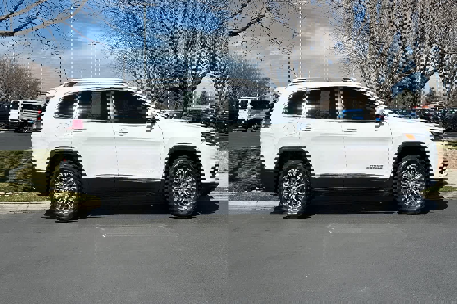 Used 2019 Jeep Cherokee Latitude Plus w/ Comfort/Convenience Group image 6