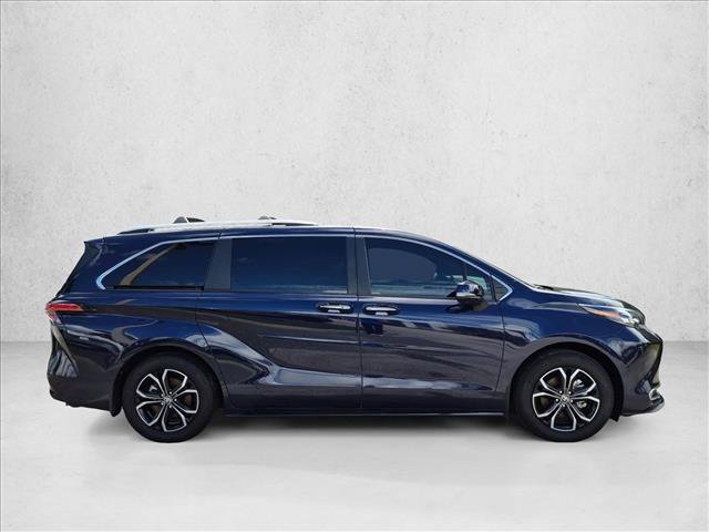 Used 2025 Toyota Sienna Platinum AWD/4WD image 4