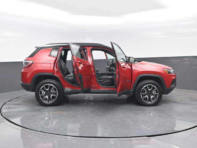 Used 2025 Jeep Compass Trailhawk AWD/4WD image 30