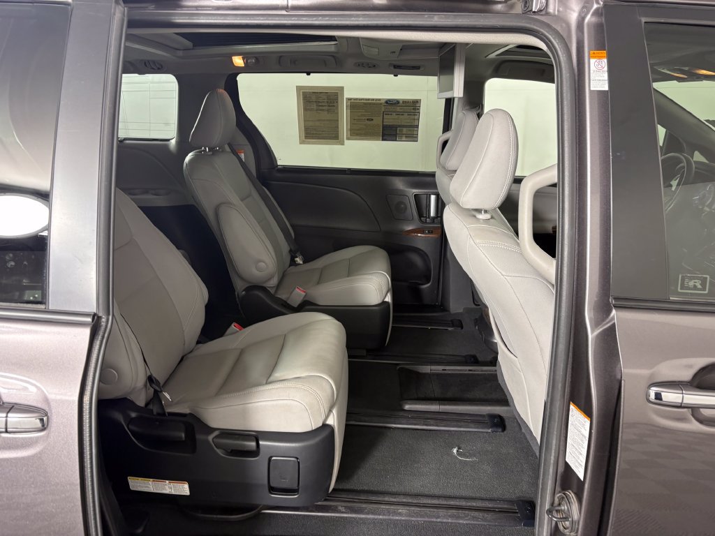 Used 2020 Toyota Sienna Limited Premium w/ Carpet Mat Package FWD image 38