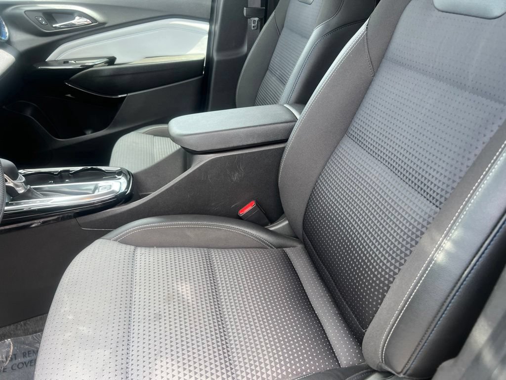 Used 2025 Chevrolet Trax LT FWD image 7