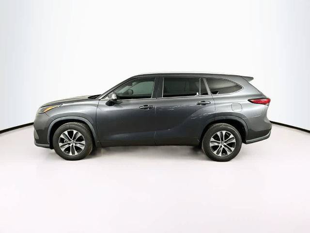 Used 2023 Toyota Highlander XLE FWD image 3