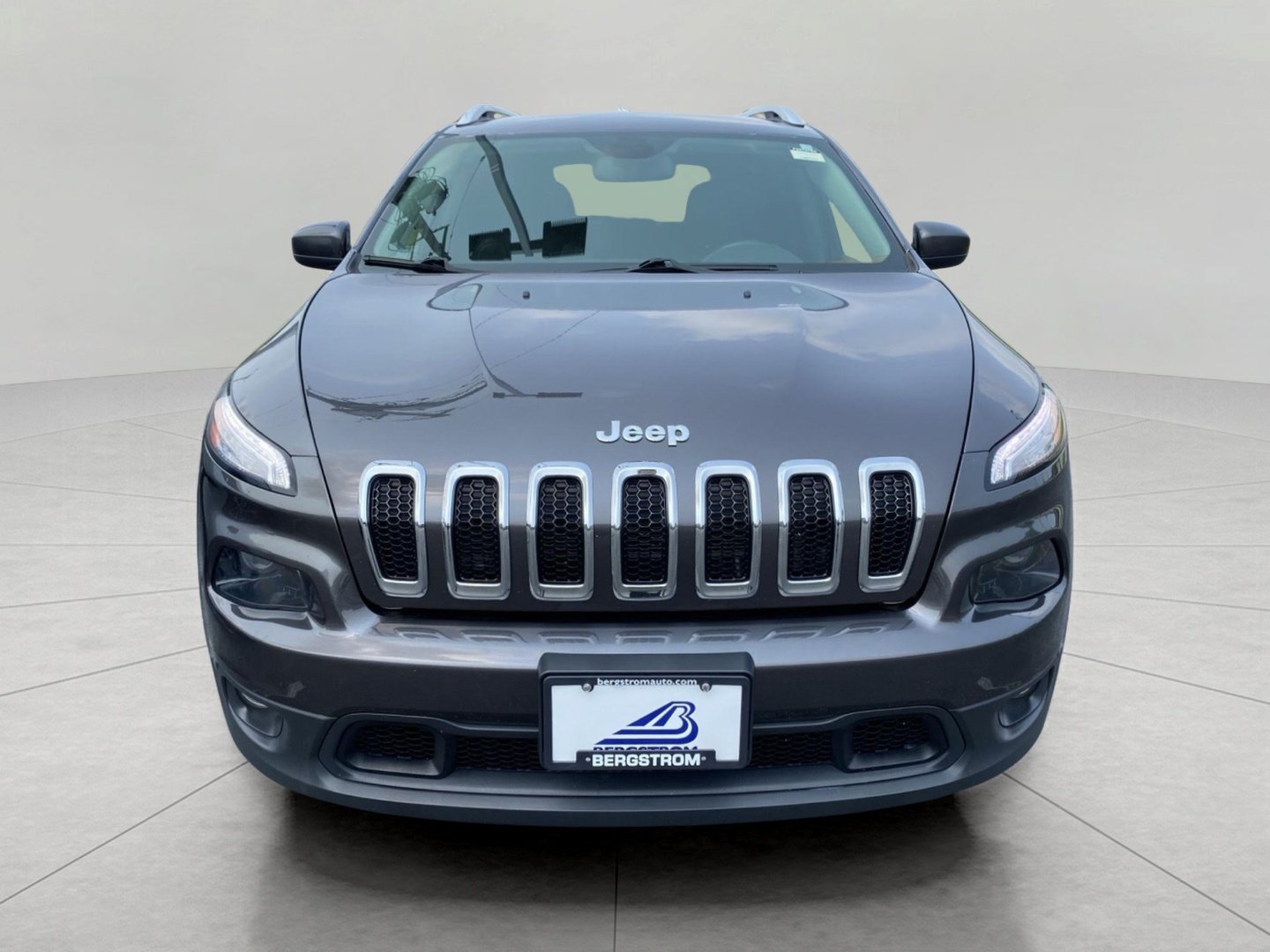 Used 2018 Jeep Cherokee Latitude Plus w/ Cold Weather Group AWD/4WD image 4