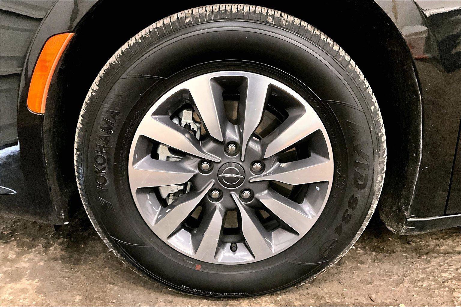 Used 2023 Chrysler Pacifica Touring-L image 10