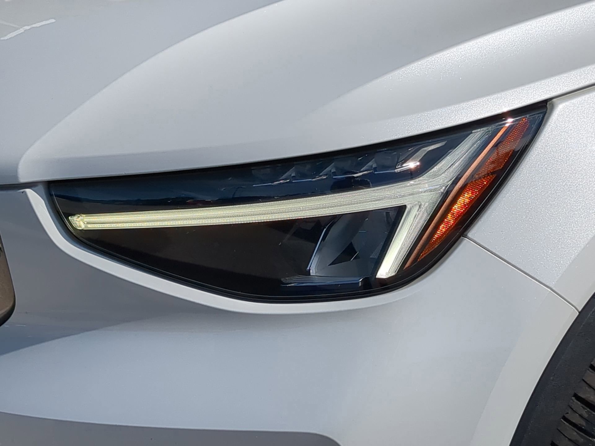 Used 2023 Volvo XC40 B5 Plus image 36