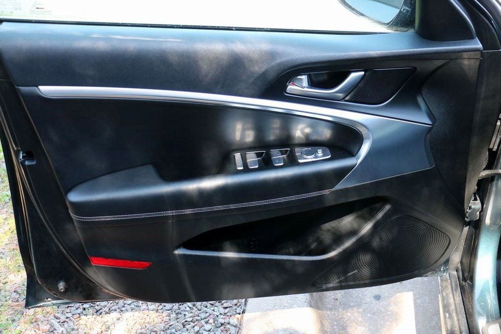 Used 2025 Genesis G70 2.5T image 10