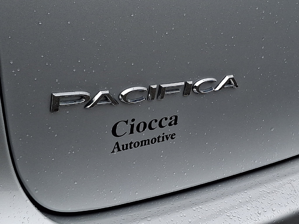 Used 2024 Chrysler Pacifica Touring-L FWD image 32