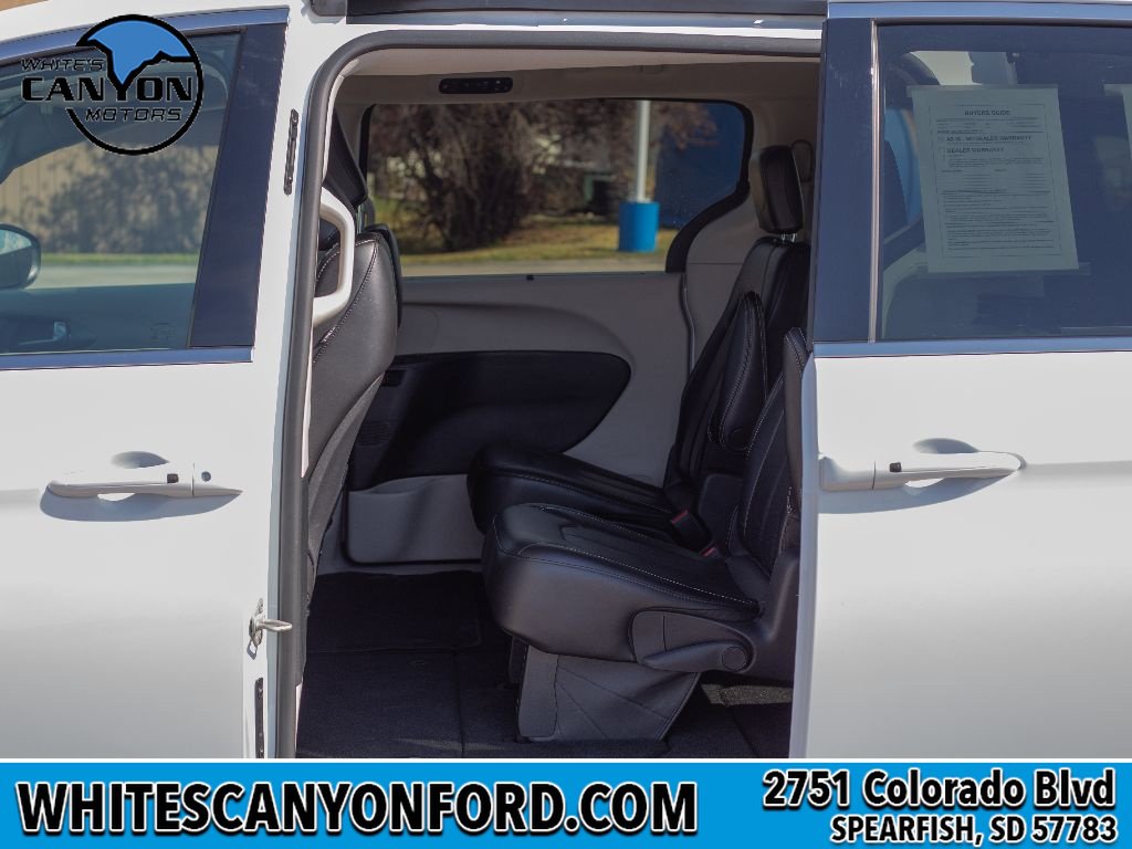 Used 2023 Chrysler Pacifica Touring-L FWD image 8