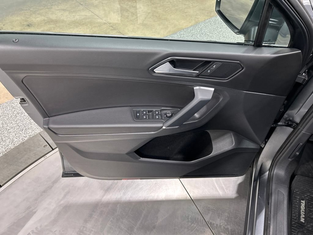 Used 2018 Volkswagen Tiguan SE w/ Panoramic Sunroof Package FWD image 15