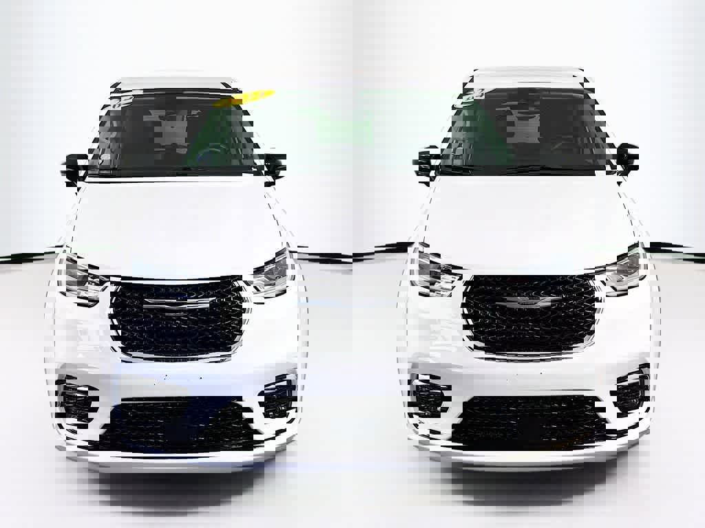 Used 2024 Chrysler Pacifica Touring-L image 8