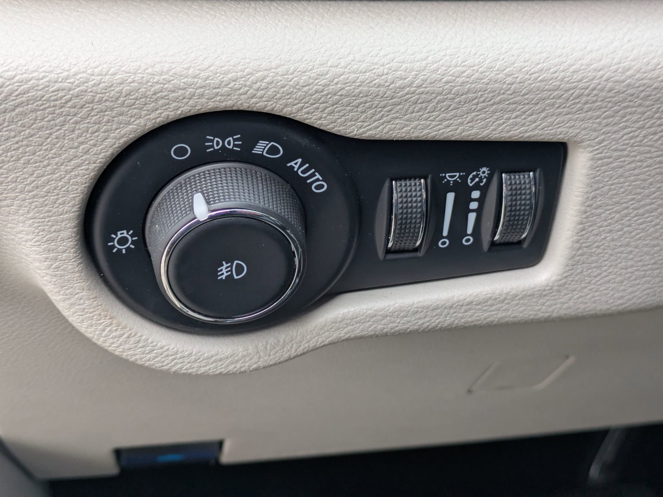 Used 2023 Chrysler Pacifica Touring-L image 14