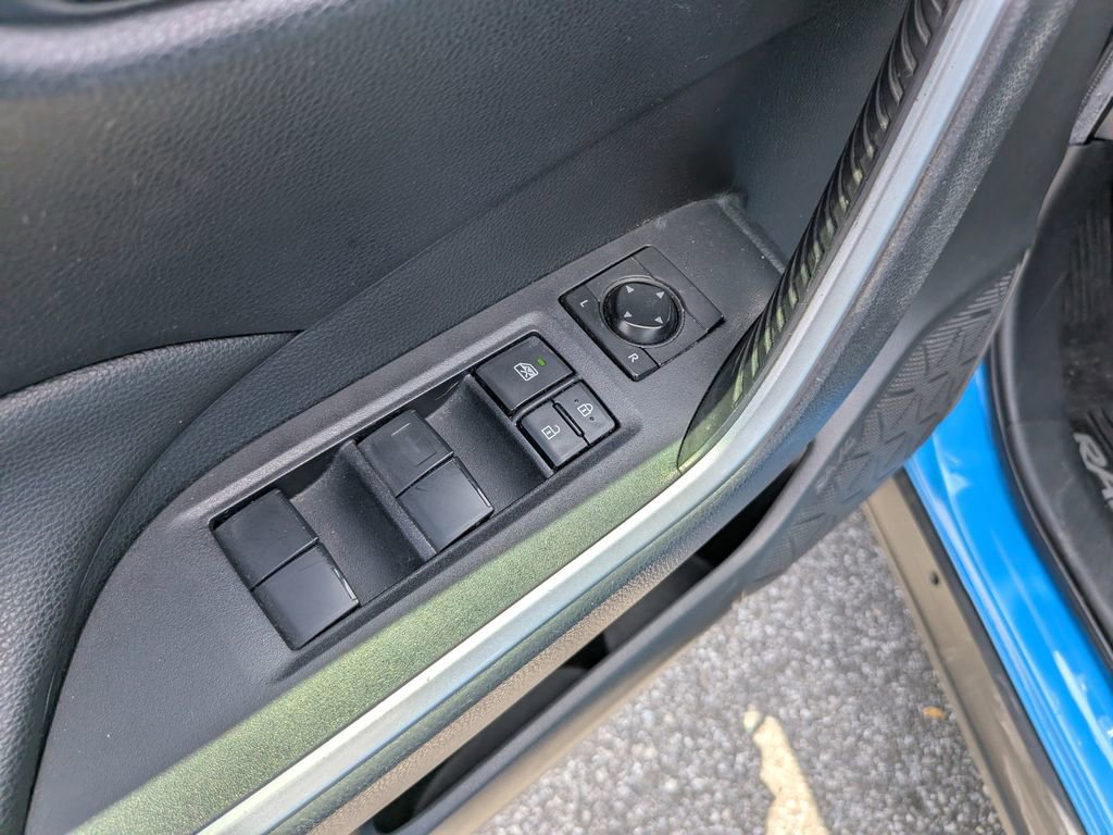 Used 2019 Toyota RAV4 LE FWD image 18