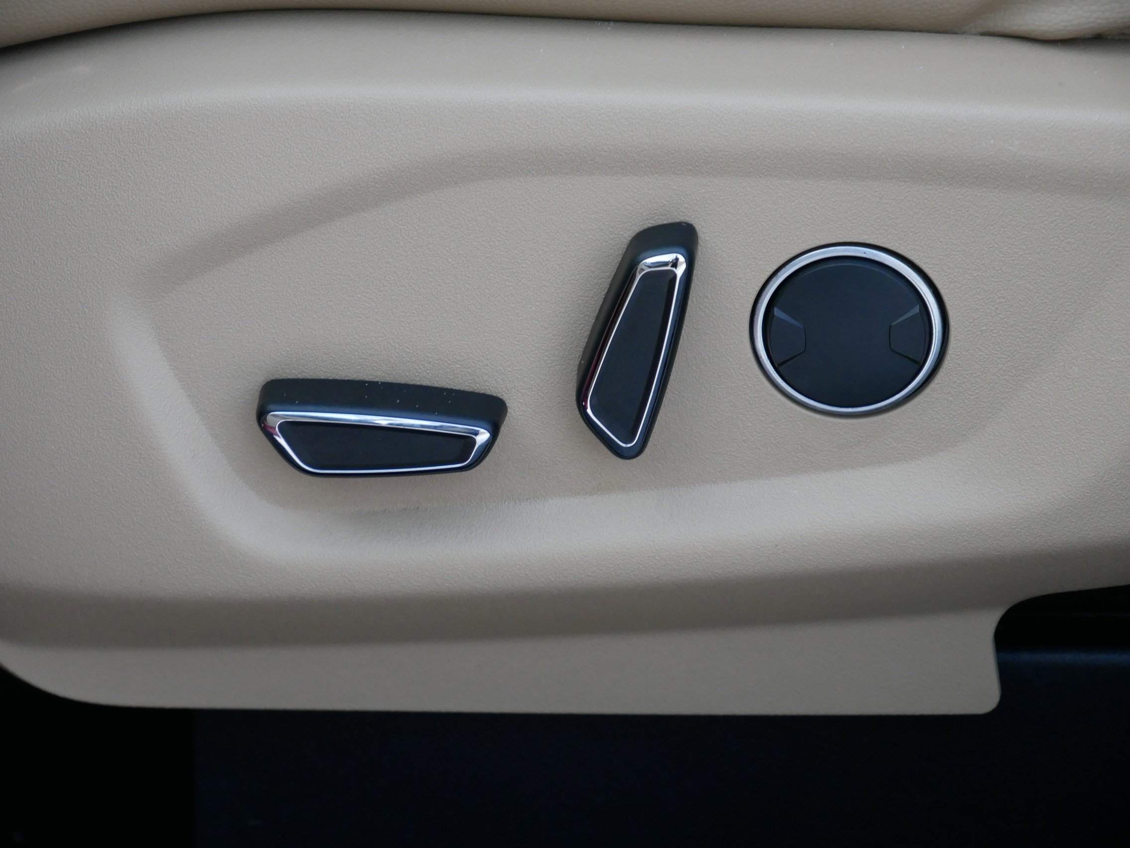 Certified 2017 Ford Explorer XLT w/ Equipment Group 202A image 12