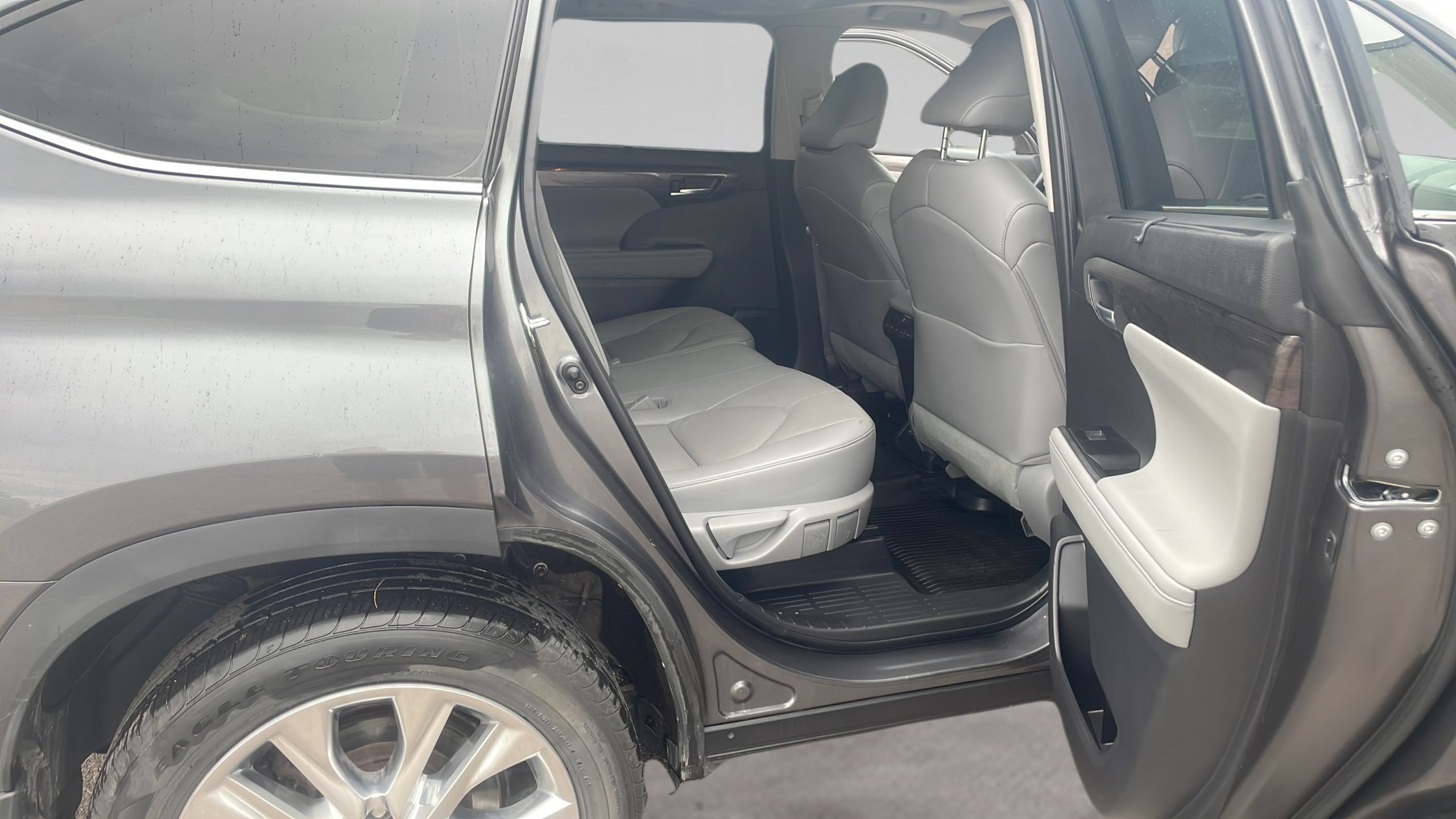 Used 2023 Toyota Highlander Limited AWD/4WD image 16