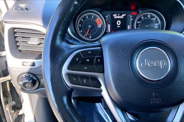 Used 2019 Jeep Cherokee Latitude Plus w/ Cold Weather Group AWD/4WD image 23
