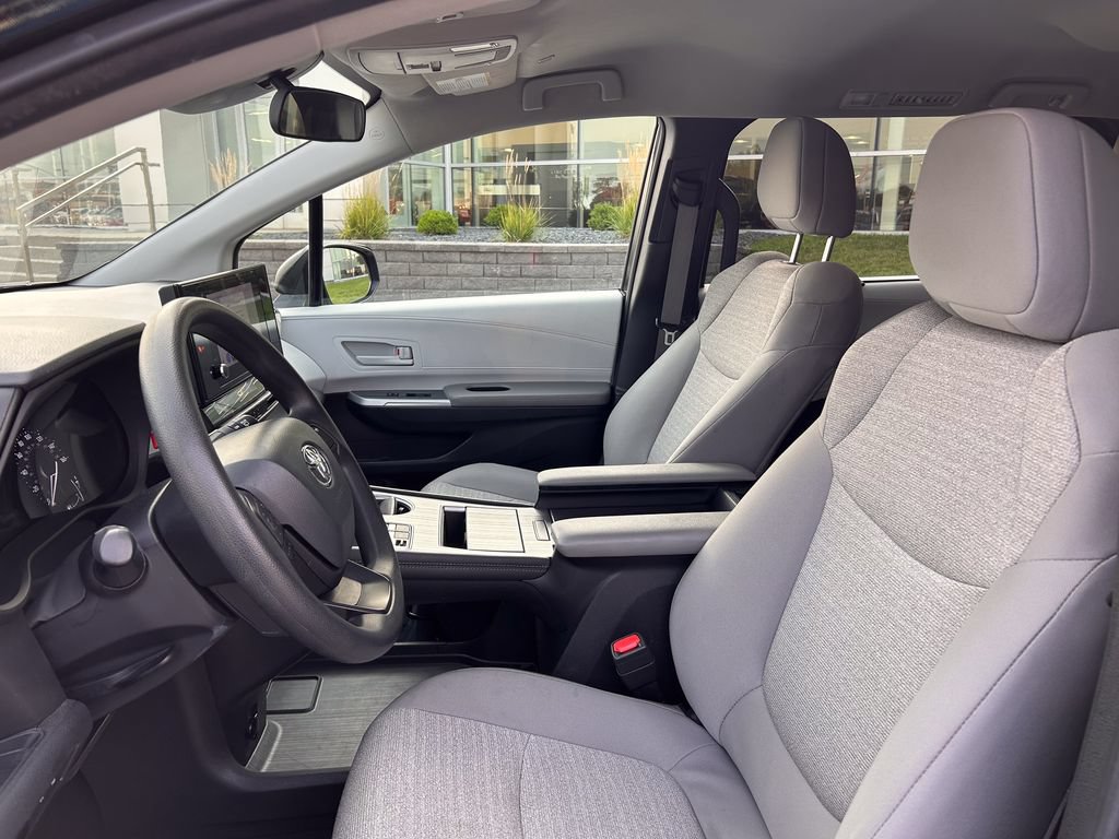 Used 2025 Toyota Sienna LE FWD image 10