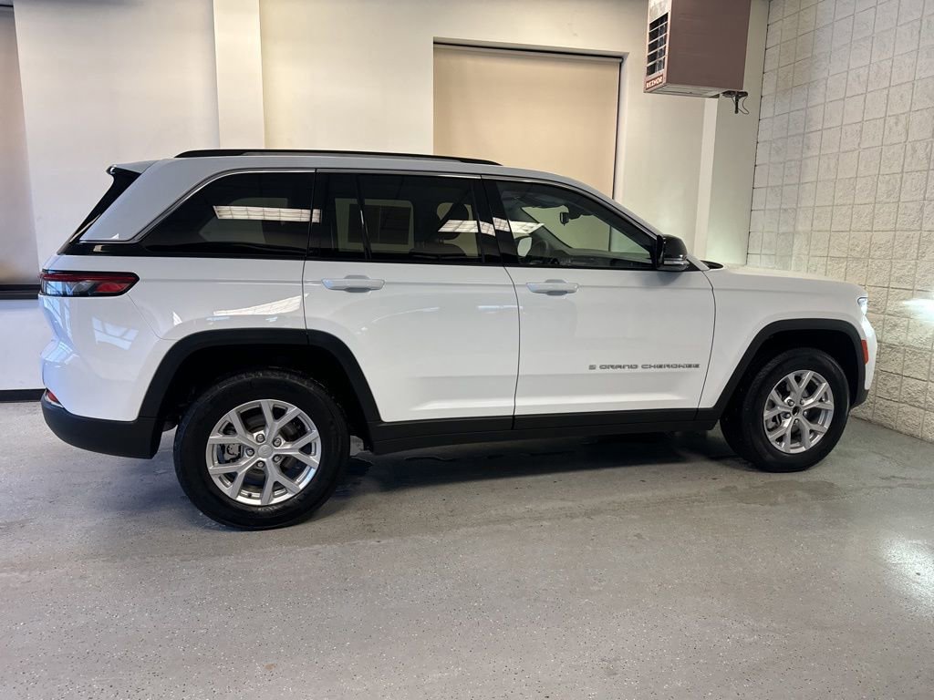 Used 2023 Jeep Grand Cherokee Limited w/ Trailer Tow Prep Group (B) image 3