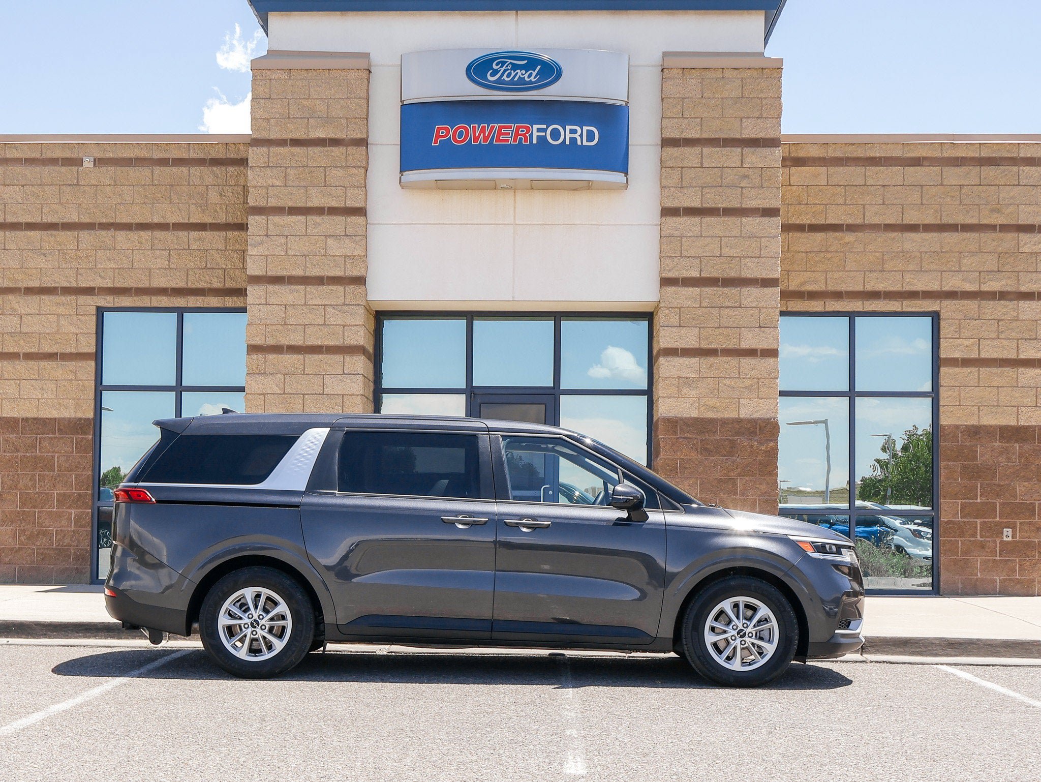 Used 2022 Kia Carnival LX FWD image 5