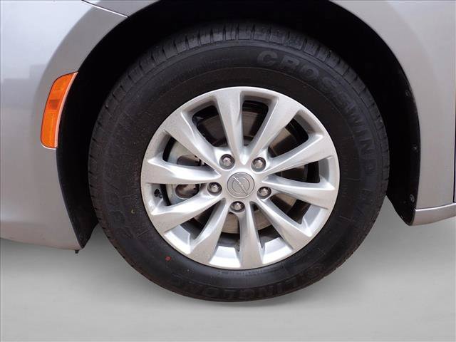 Used 2018 Chrysler Pacifica Touring-L FWD image 7