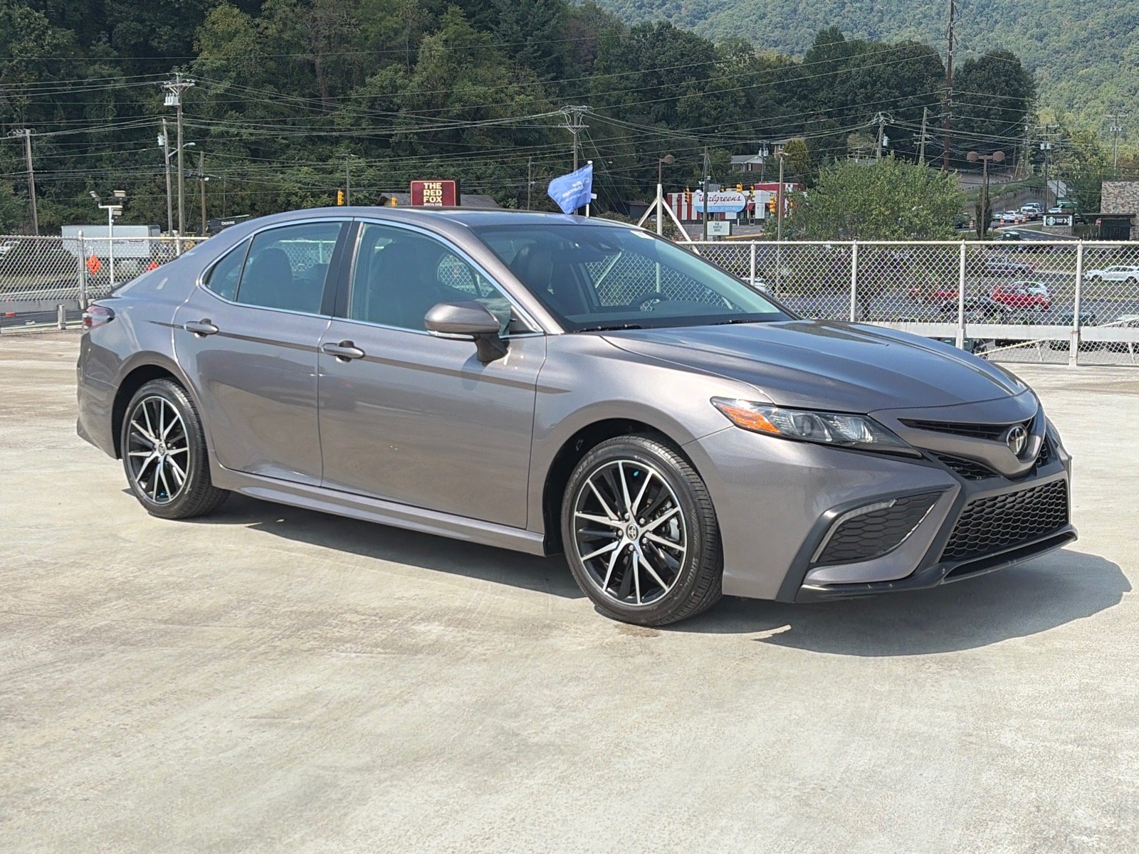 Used 2024 Toyota Camry SE FWD image 1