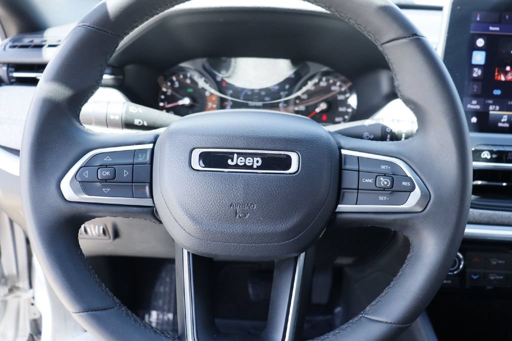 Used 2024 Jeep Compass Latitude AWD/4WD image 6