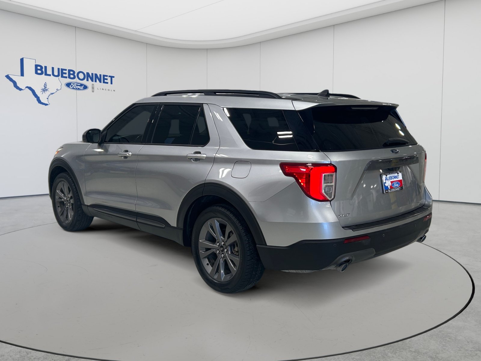 Certified 2021 Ford Explorer XLT w/ Equipment Group 202A RWD image 7