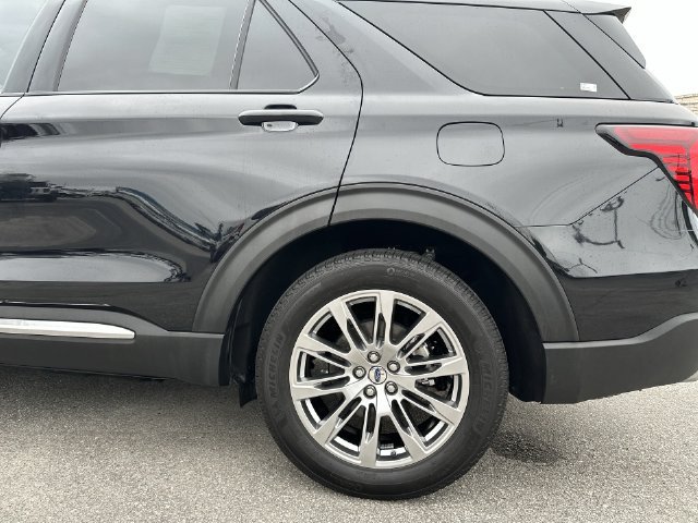 Certified 2025 Ford Explorer Platinum RWD image 10