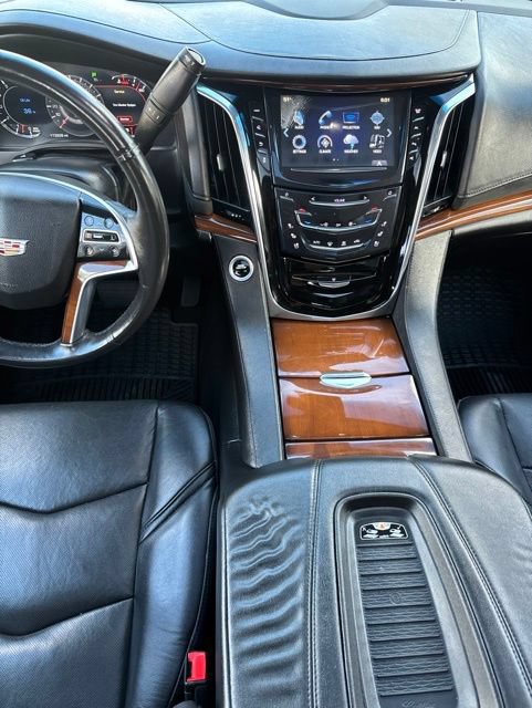 Used 2018 Cadillac Escalade Luxury AWD/4WD image 34
