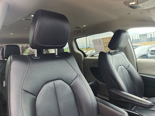 Used 2023 Chrysler Pacifica Touring-L FWD image 33