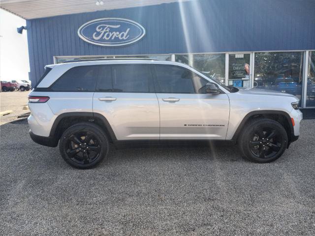 Used 2023 Jeep Grand Cherokee Altitude AWD/4WD image 2