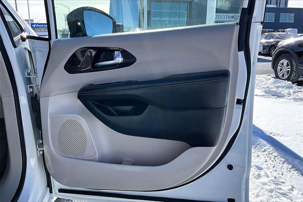 Used 2023 Chrysler Pacifica Limited image 23