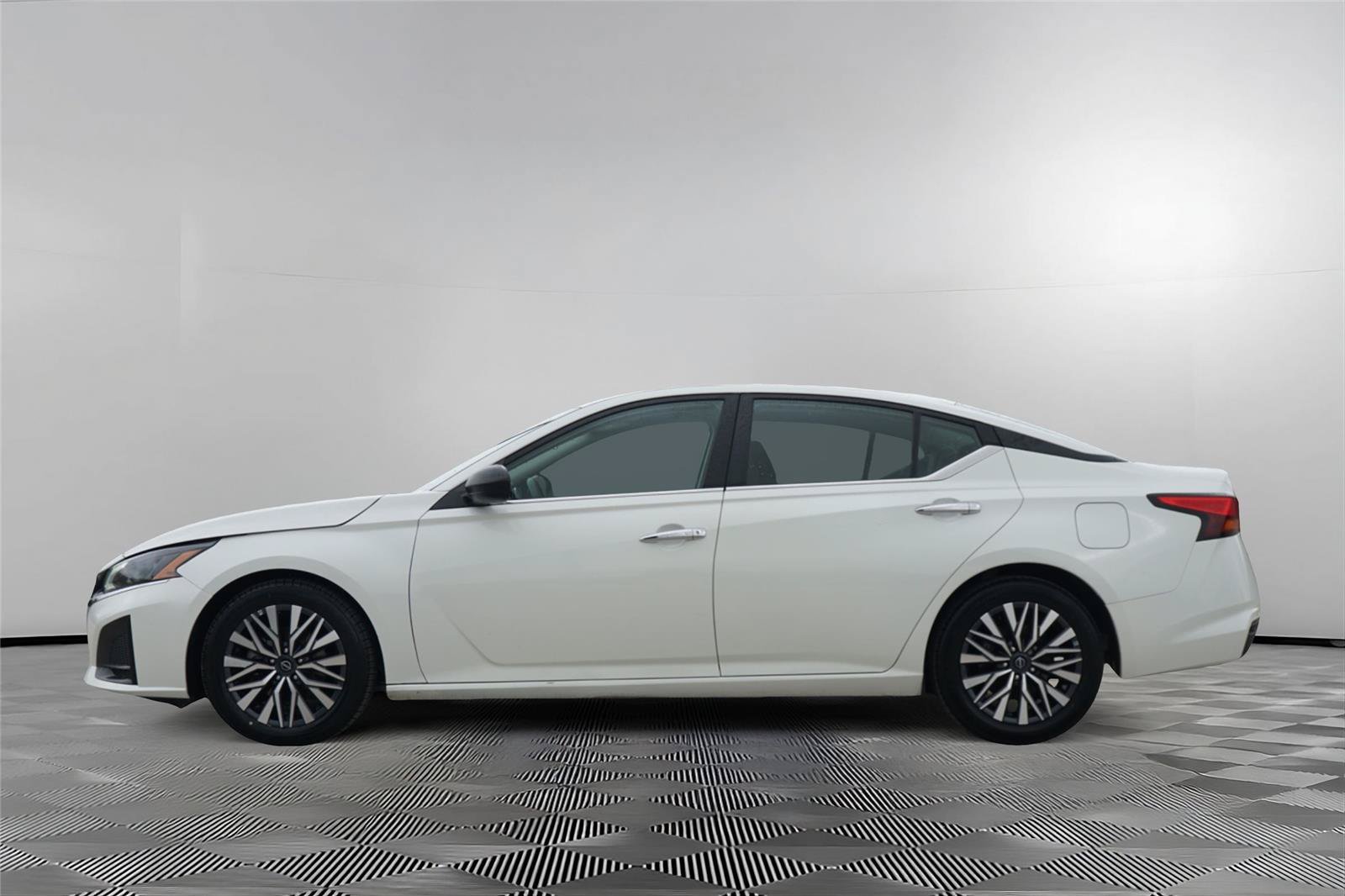 Used 2024 Nissan Altima 2.5 SV FWD image 7