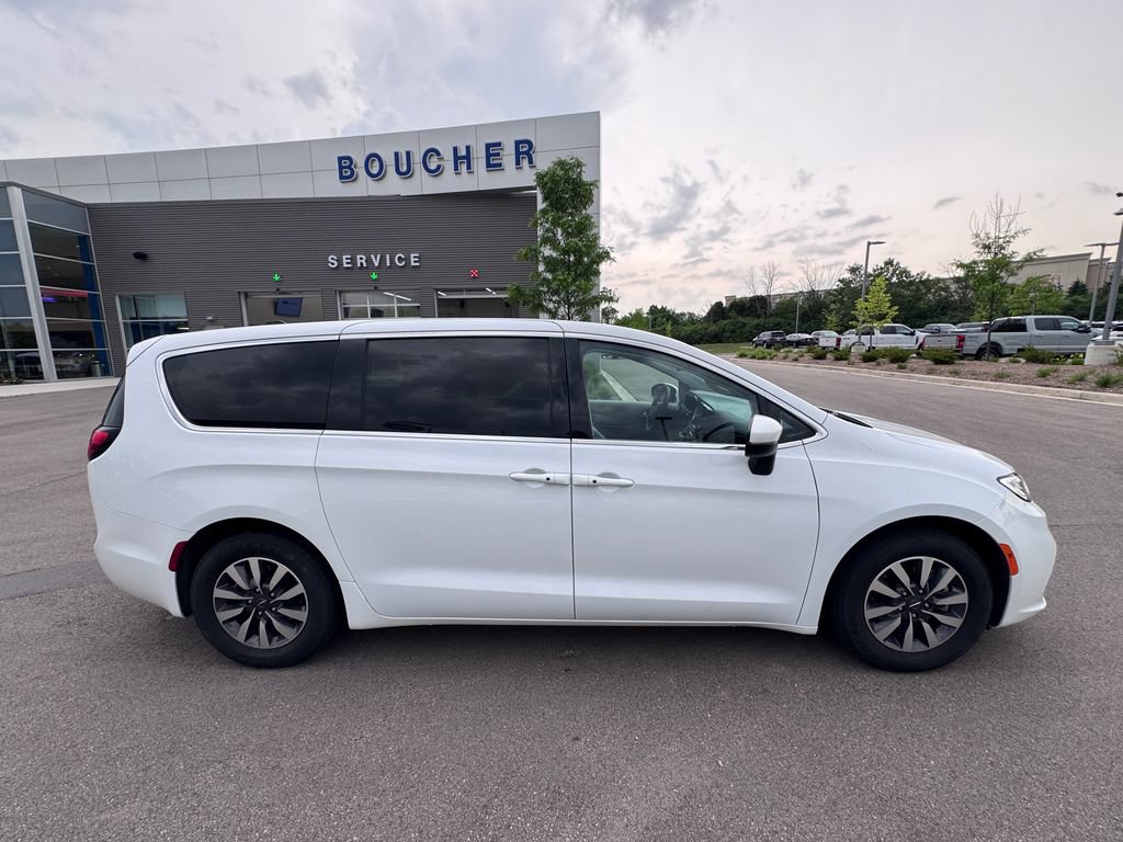Used 2023 Chrysler Pacifica Touring-L FWD image 8